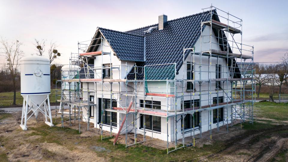 Ein Wohnhaus, das gerade gebaut wird